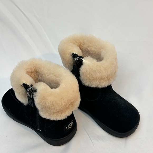 Toddler girl UGG boots size 4/5 - Picture 4 of 4